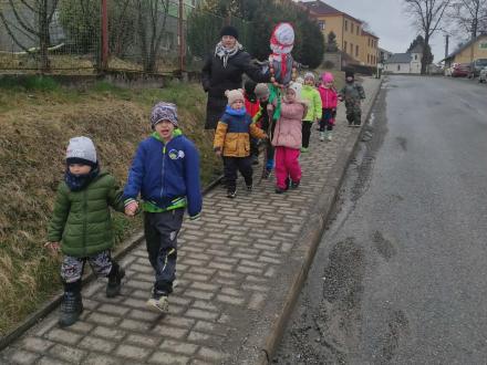 Jaro klepe na dveře